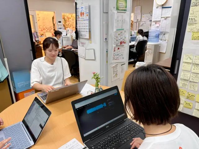 職員室でノンコンタクトタイムを過ごす職員